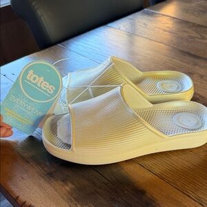 Totes Metallic Birch Slide Sandals size 6 women’s every wear sandals shoes new